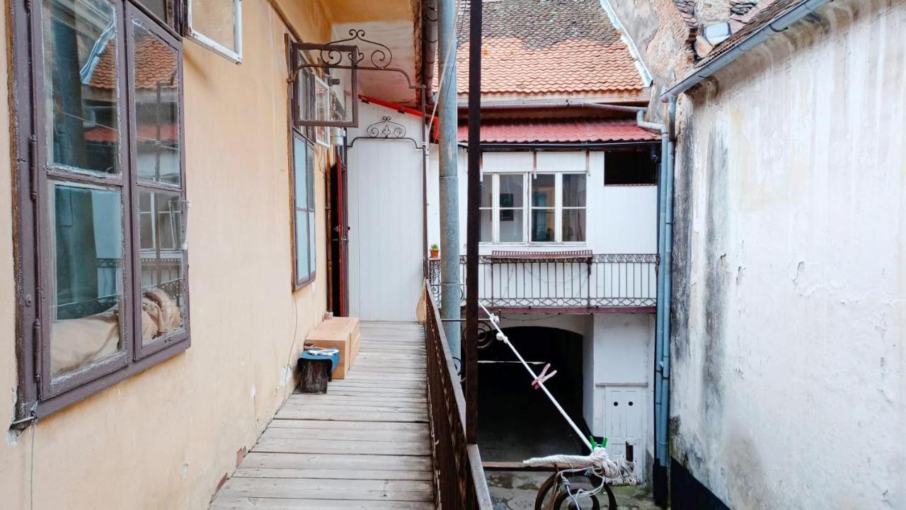 Charming Vintage Apartment Piata Sfatului Brasov Exterior photo