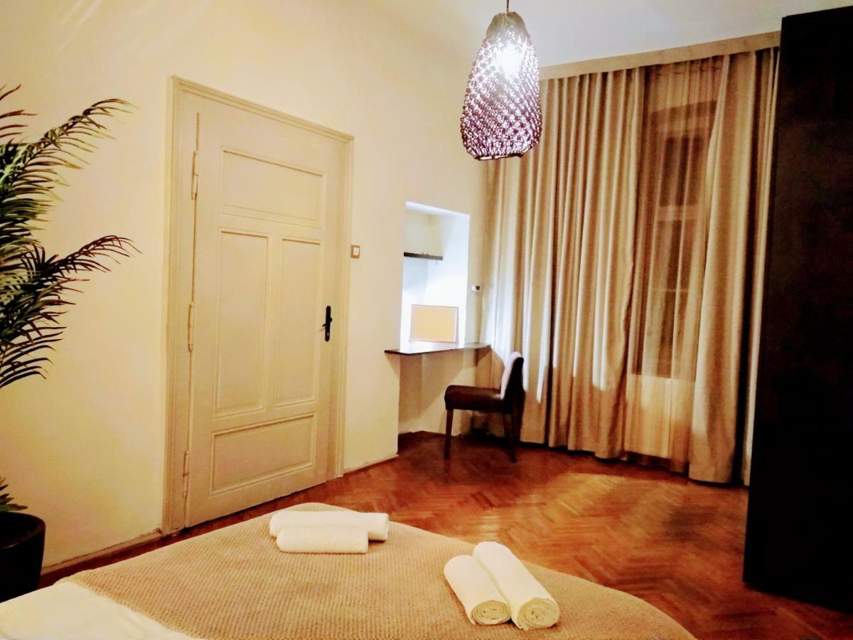 Charming Vintage Apartment Piata Sfatului Brasov Exterior photo
